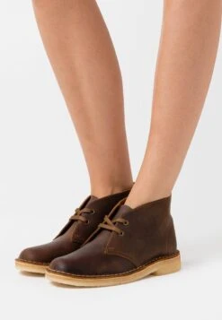 Clarks Originals DESERT BOOT - Sportlicher Schnürer - Beeswax