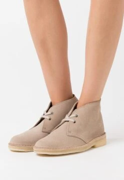 Clarks Originals DESERT BOOT - Sportlicher Schnürer - Sand