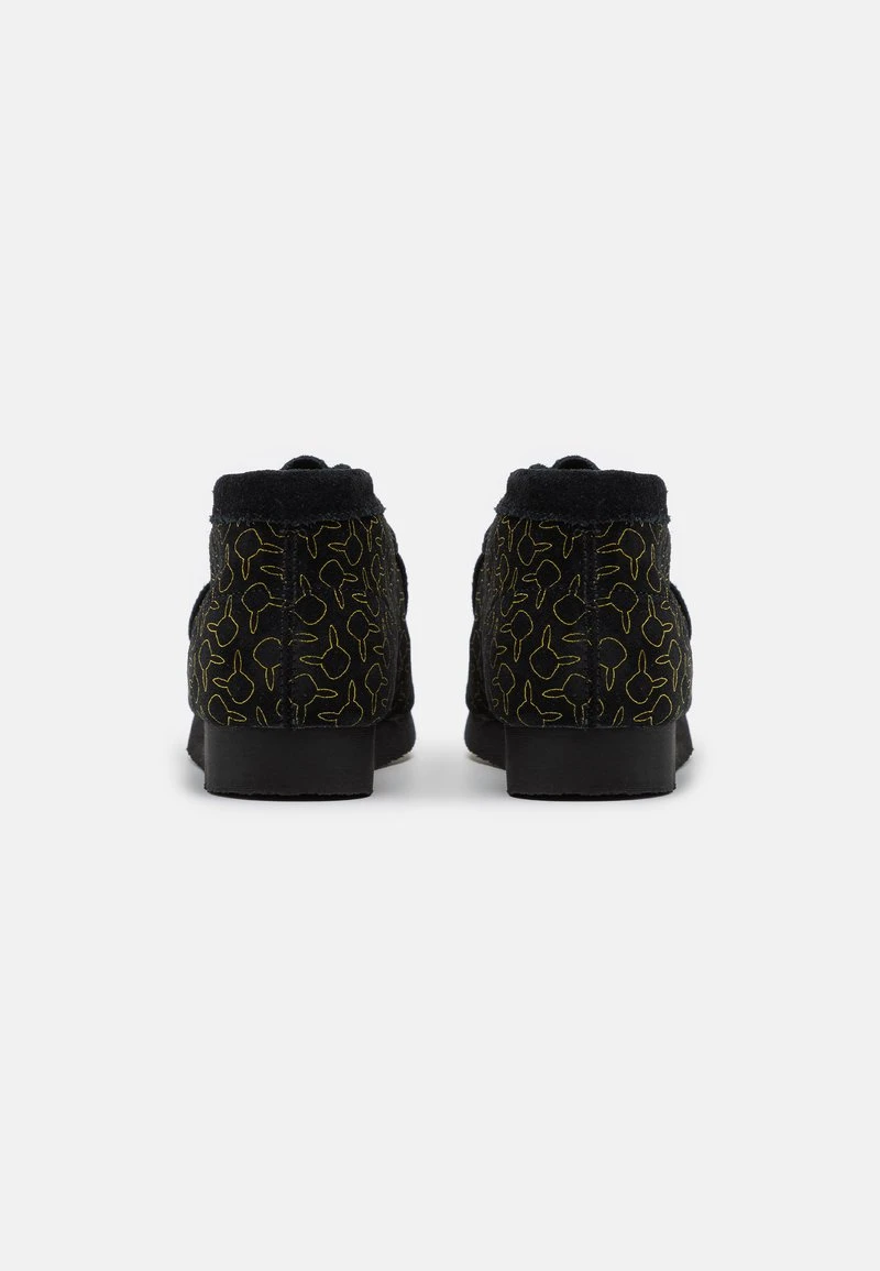 Clarks POKEMON WALLABEE GO - Sportlicher Schnürer - Black - Image 3