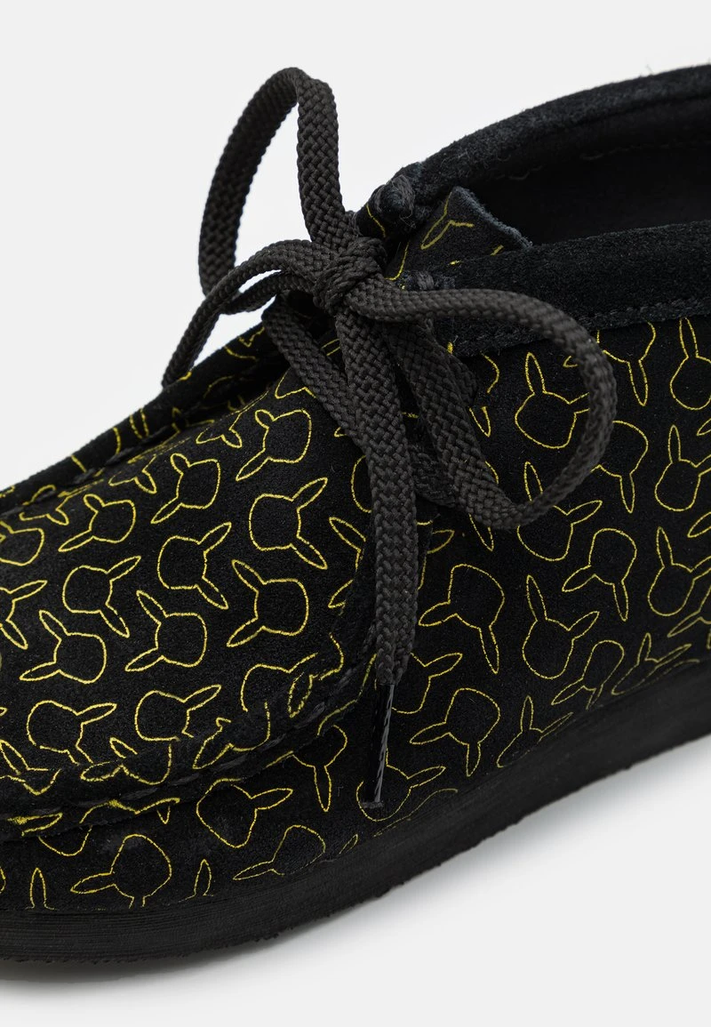 Clarks POKEMON WALLABEE GO - Sportlicher Schnürer - Black - Image 6